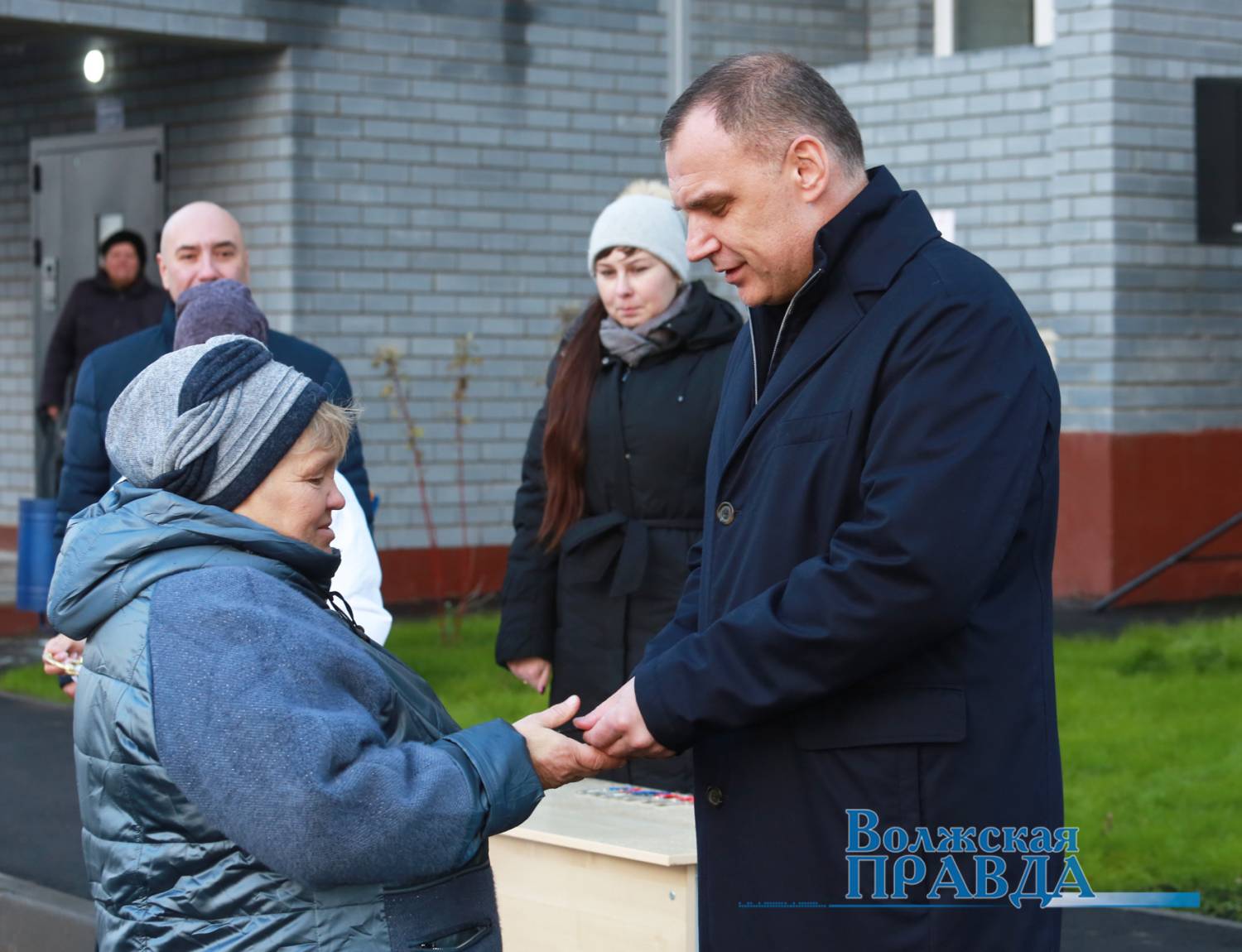 Волжская ПРАВДА - В Волжске Глава Марий Эл вручил ключи от квартир в новом  доме