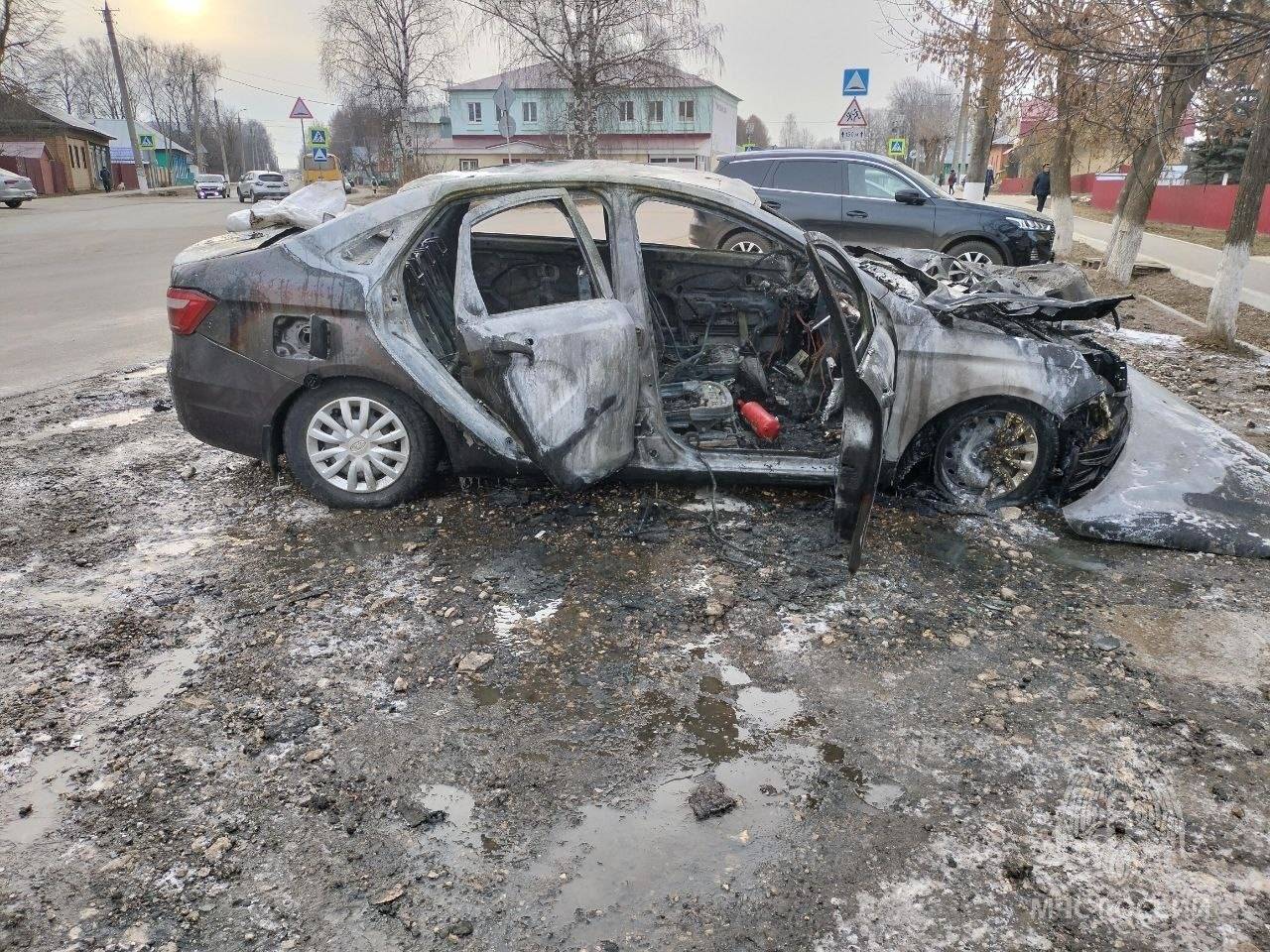 Волжская ПРАВДА - В п.Мари-Турек (Марий Эл) загорелся припаркованный  автомобиль, когда в нем находился ребенок