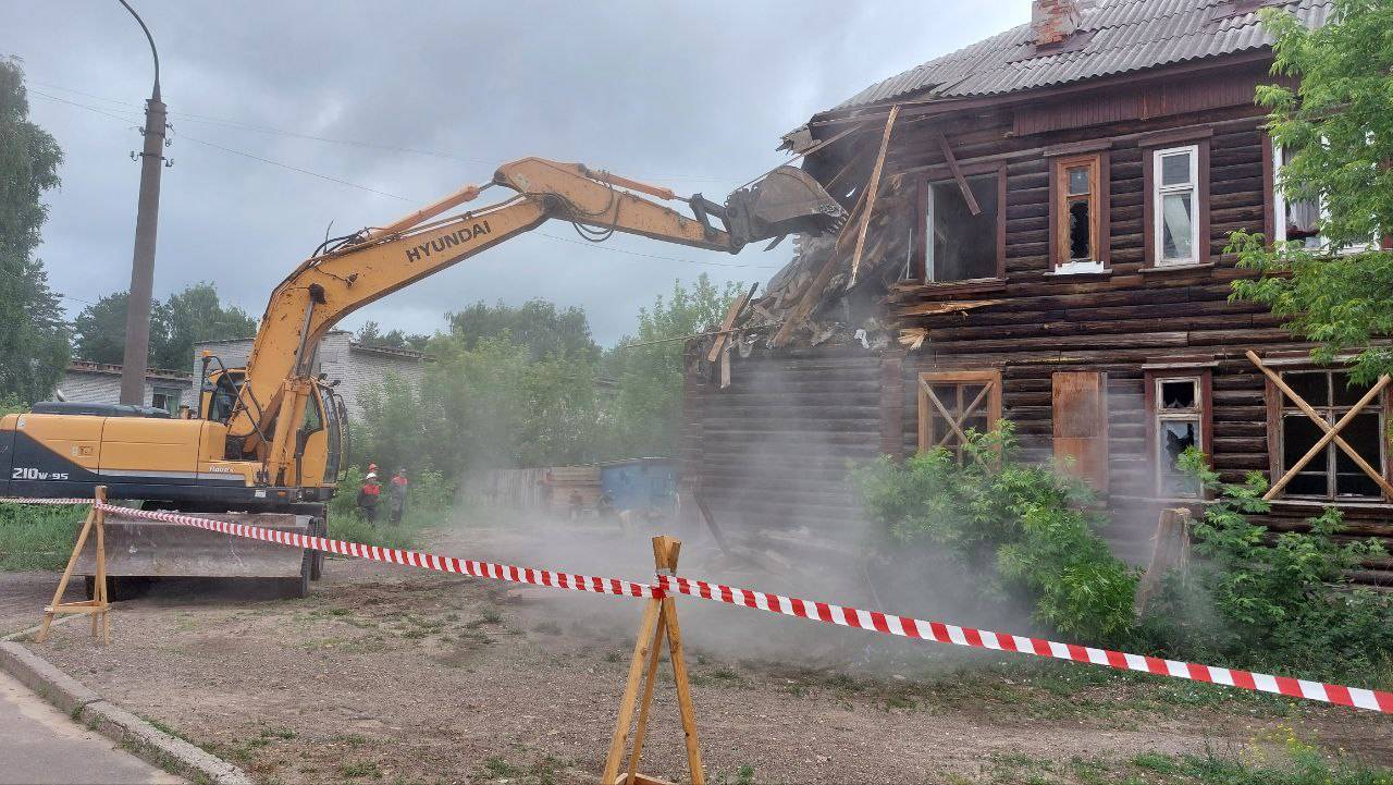 Волжская ПРАВДА - В Волжске (Марий Эл) на улице Мира разбирают расселенный деревянный  дом